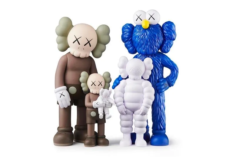 KAWS FAMILY Figures Brown/Blue/White